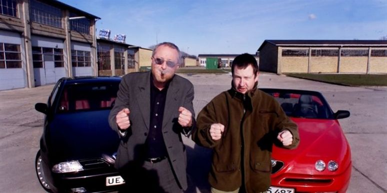 Det mærkværdige makkerpar, den storrygende Peter Aalbæk og den forsagte Lars von Trier, er glade for biler. Her står de med Triers Alfa Romeo Spider 2,0 (th.) og Ålens Alfa Romeo 166 2,5 V6.
