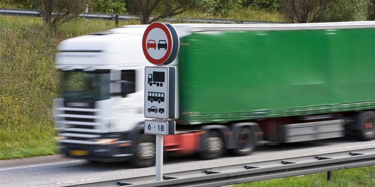 Danske vogmænd er truet af skarp konkurrence fra udenlandske truckere, lyder advarslen fra tre danske politikere nu.