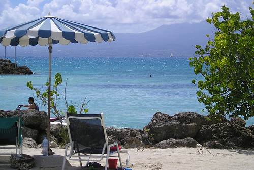 Er det her du skal sidde og være arbejdsløs? Guadeloupes strande er en af valgmulighederne, hvis du vil til udlandet i tre måneder med dagpenge.
