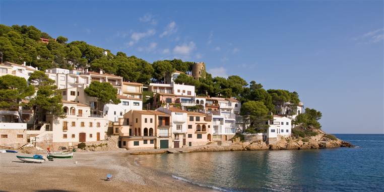 Costa Brava i Spanien er en af mulighederne, hvis du er klar på at søge udenfor landets grænser efter et job.
