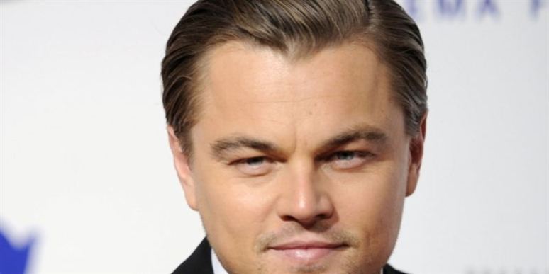 77 millioner dollars! På listens førsteplads er Leonardo DiCaprio. Han ser p.... godt ud, han hopper fra supermodel til supermodel, han er en fantastisk skuespiller og har allerede en af Hollywoods flotteste karrierer. Og nu bliver han tilmed belønnet for det. I 2010 tjente Leonardo 77 millioner dollars (423 millioner kroner) for kæmpehittet Inception og film noir-gyseren Shutter Island.