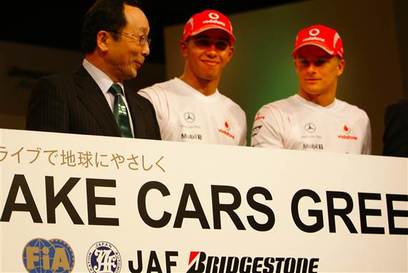 Lewis Hamilton (midten) under Bridgestone Motor Sport Japanese Grand Prix 8. oktober 2008