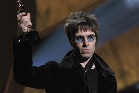 Liam Gallagher så bestemt ikke glad ud, da han modtog prisen.