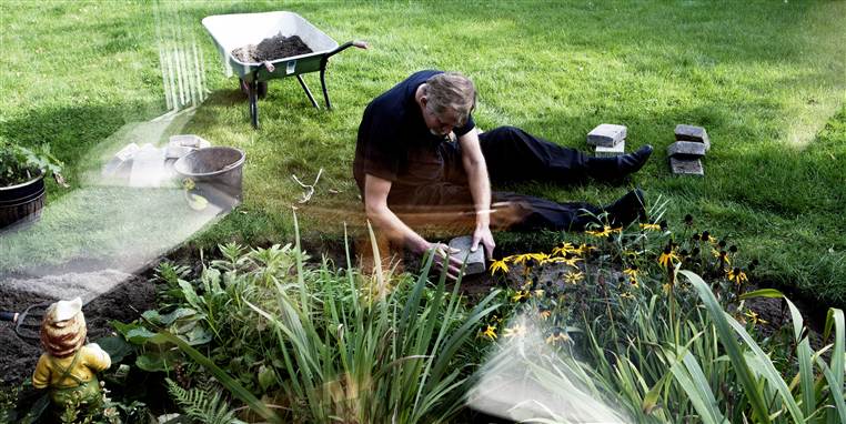 Det hvæser, når Uwe trækker vejret. Den gamle LM Glasfiber-arbejder knækker jævnligt sammen i hosteanfald. Hans lunger er ødelagt.