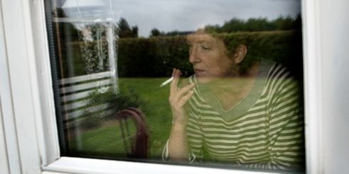 Birte Hansen arbejdede på LM fra 2001-2003, men fik hurtigt problemer med maven. I dag lider hun af kronisk diarre. Mange tidligere ansatte fortæller om problemer med diarre, hovedpine og kvalme efter arbejdet i styrendampe. Nu er der politisk flertal for forbud mod giften styren.  Morten Germund, Berlingske Tidende.