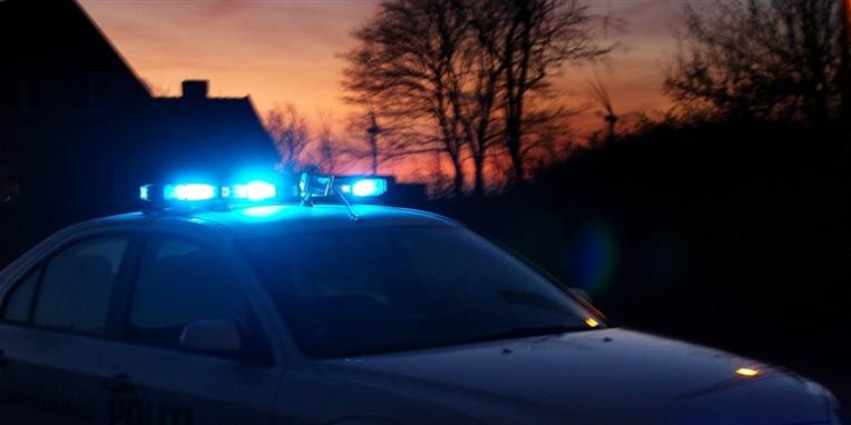 Politiet anholdt torsdag den 31-årige mand, der kommer fra Vestlolland. Han mistænkes for vold mod en 52-årig mand, der forleden blev fundet død i sit hjem nord for Nakskov på Lolland.