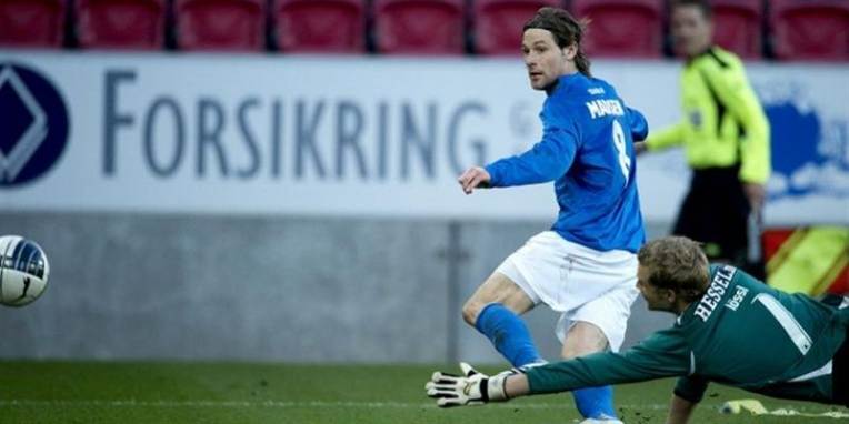 Lyngbys Peter Madsen runder i slutningen af 1. halvleg FCM's målmand Jonas Lössl og scorer til 3-4, da FC Midtjylland tog imod Lyngby i en helt usædvanligt målrig kamp.