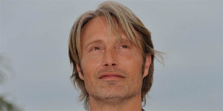 Mads Mikkelsen har hovedrollen som Christian VII's tyske livlæge Struensee.