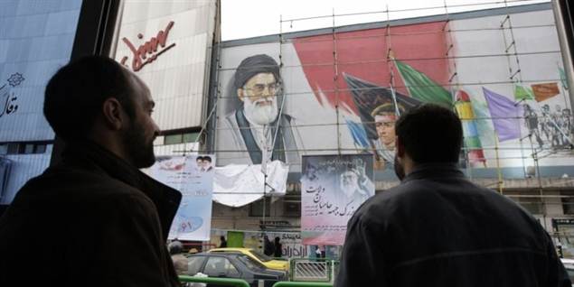 Et portræt af Ayatollah Khamenei kigger ud over en gade i Teheran.