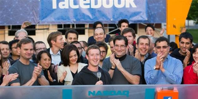 Facebook-aktien har haft en hård start med solide kursfald. Nu har Mark Zuckerberg fået et sagsanlæg oven i hatten.