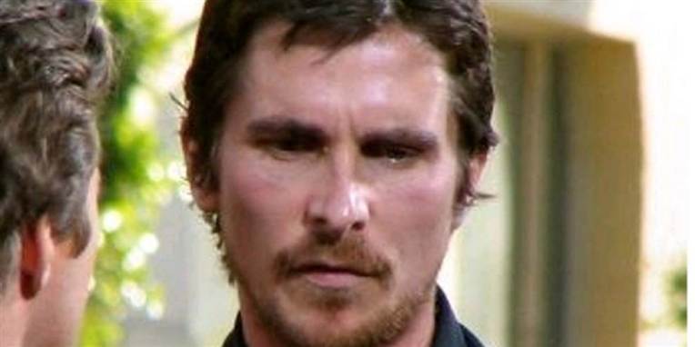 Christian Bale, besøgte tirsdag flere ofre for den massakre, der fandt sted under visningen af den nyeste Batmanfilm i Colorado fredag.