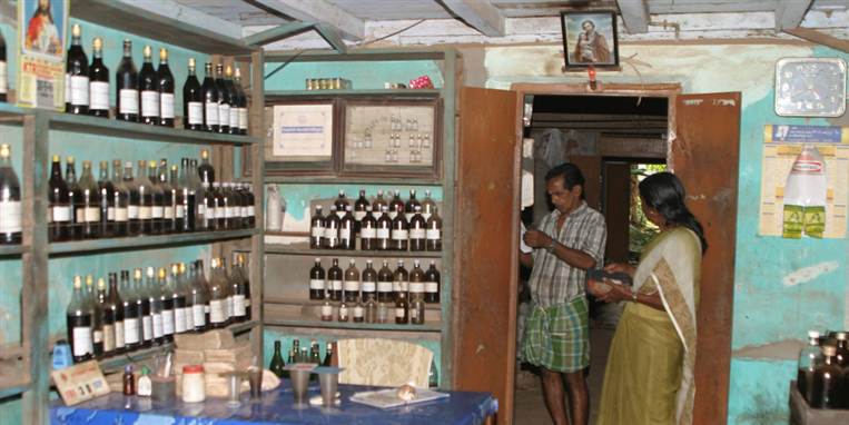 Ayurvedic apotek. Lykkes Indiens nye politik med gratis medicin til fattige kommer der også piller på hylderne.