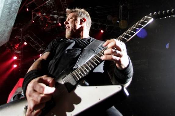 Forsanger, James Hetfield, giver den gas til koncerten i Vilnius.