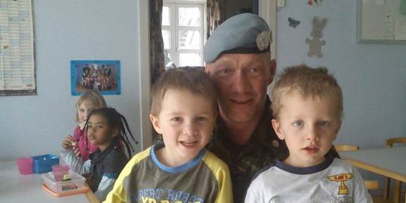 Thomas Bøje Frederiksen, der her ses sammen med sine tvillinger, er krigsveteran. Han er førtidspensioneret på grund af sine traumer fra Balkan-krigen. Hvis det står til Venstre, vil han få tilbudt et fleksjob efter en politisk reform på området.