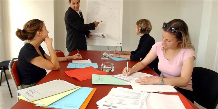 Ifølge nye tal fra Danmarks Statistik steg antallet af ledige på den slags kurser fra 6700 personer om året i 2008 til 28.000 i 2011, skriver Dagbladet Information.