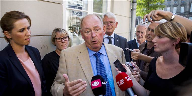 Fra venstre: Beskæftigelsesminister Mette Frederiksen (S), FTF-formand Bente Sorgenfrey, LO-formand Harald Børsting og KL-formand Erik NIelsen har sat sig for at finde job til de dagpengemodtagere,s om står til at ryge af ydelsen. Her ses de foran ministeriet i fredags. Børsting meldte klart ud, at indsatsen ikke er nok, mere skal gøres for de berørte. En række socialdemokrater er enige med ham.