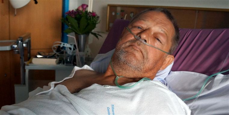 Johnny Larsens dagpenge stoppede samme dag han kræftbehandling begyndte, fordi han også har en depression, som en psykolog og en psykiater er uenige om, hvornår går over.