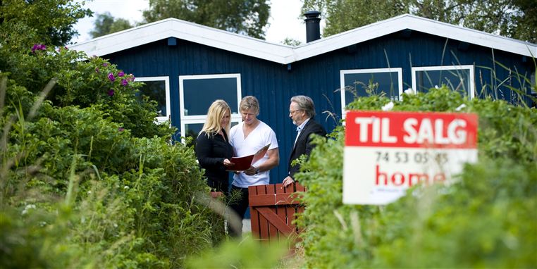 Kontanthjælp og en tilværelse som husejer kan sagtens forenes, fastslår&nbsp;beskæftigelsesminister Mette Frederiksen.&nbsp;Det er kun, hvis der er 'væsentlig' friværdi, at kommunen kan kræve, at ejeren optager lån i boligen. Det er til gengæld op til den enkelte kommune at afgøre, hvad væsentlig friværdi er.