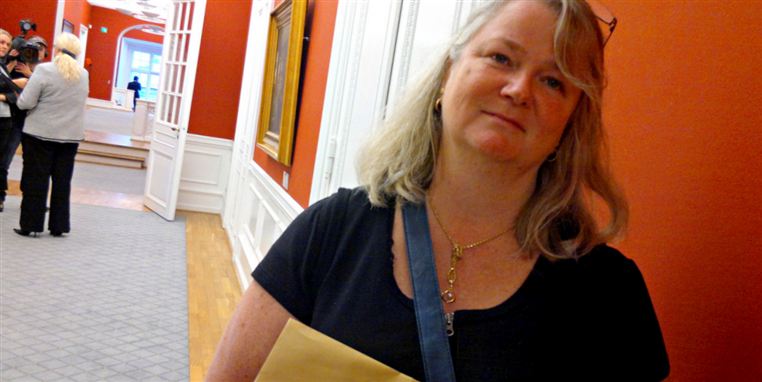 Suzan Christensen til samråd på Christiansborg med sin sygedagpengesag pakket i kuverter.&nbsp;