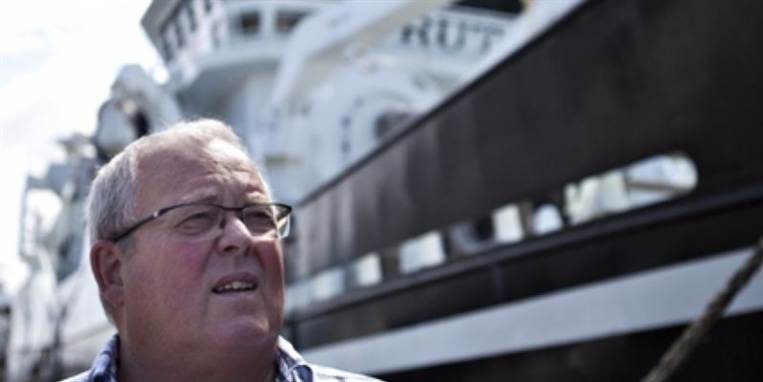 Her ses Gullak Madsen, storfisker, der i perioden 2006-2010 har modtaget 23 millioner kroner i støtte. I baggrunden hans kæmpekutter Ruth, som han i 2009 købte for 120 millioner kroner. Til Politiken siger han, at han ikke vil tage stilling til hvor støtten fordeles.