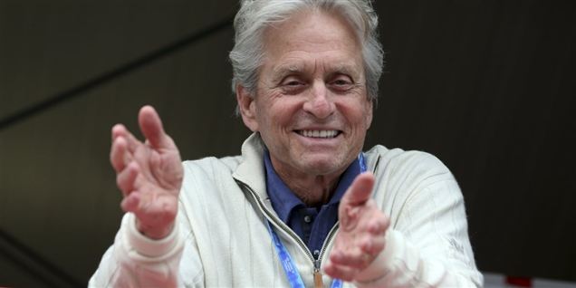 En smilende Michael Douglas så på racerløb i Monaco søndag.