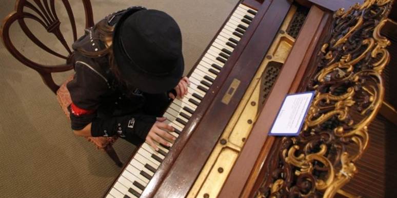 Michael Jackson-fan, Kailee Lemieux, spiller popkongens sang "You Are Not Alone" på et piano af mærket 'C. Gunther &amp; Söhne victorianske Baby Grand Piano'.