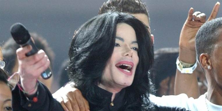 Michael Jackson er to gange blevet optaget i Rock and Roll Hall of Fame og har flere rekorder i Guinness Rekordbog - bl.a. som 'mest succesrige entertainer nogensinde'.