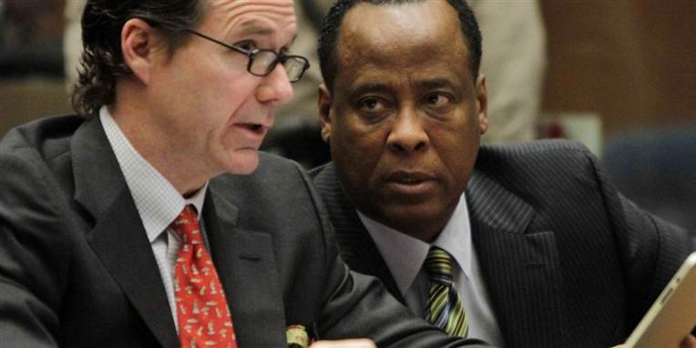 Her ses Jacksons læge Conrad Murray (th) under retssagen mod ham.