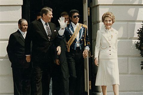 Michael Jackson brugte en glat paryk. Hans hår var kort og krøllet, viser rapport.