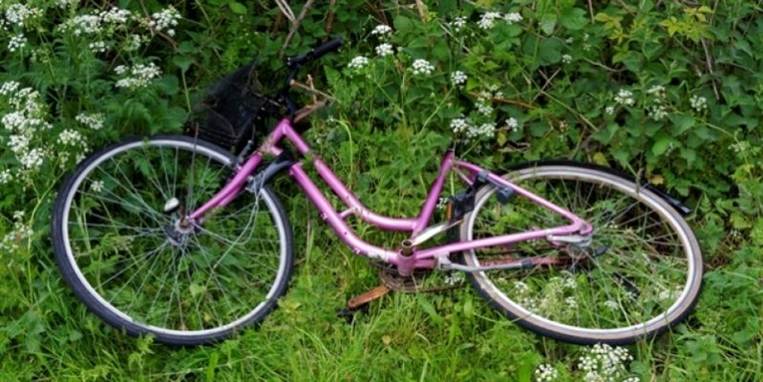 Pigen kom cyklende, da hun blev standset og presset ned på jorden.
