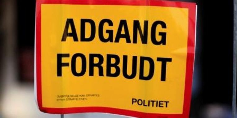 Motorvejen ved Esbjerg er lukket område, mens politiet søger efter poser med narko.