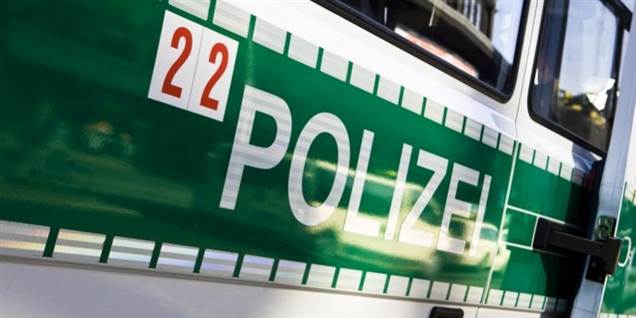 To tyske betjente er lørdag blevet alvorligt såret af knivstik, og yderligere 27 af deres kolleger er ligeledes såret, meddeler politiet i Nordrhein-Westfalen.