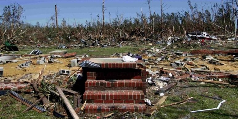 Her stod engang et hus! Ødelæggelserne efter en sværm af tornadoer i Midtvesten i USA.