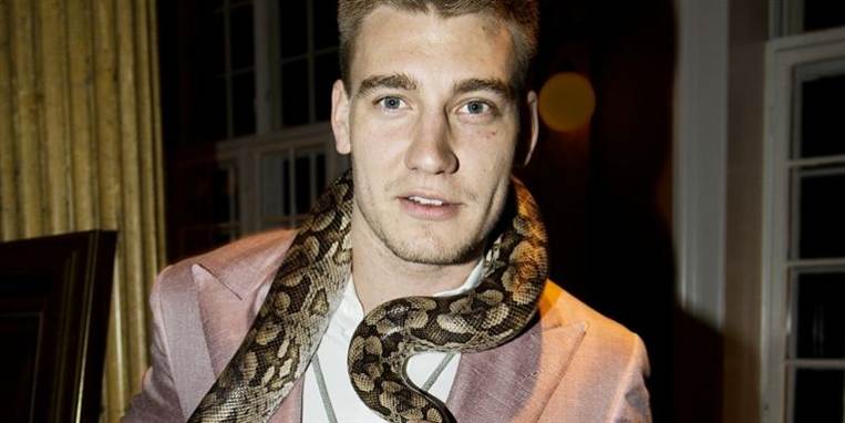 På det seneste har Bendtner gjort sig mere bemærket uden for banen, og den stil fortsætter efter en sigtelse fra politiet i Newcastle.