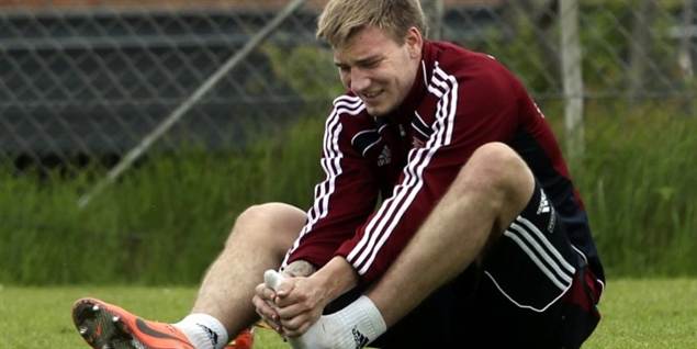 Nicklas Bendtner måtte forlade banen med en skade, da EM-landsholdet i fodbold fredag trænede på Helsingør Stadion.