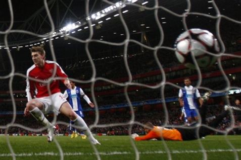 Bendtner med sit andet mål.