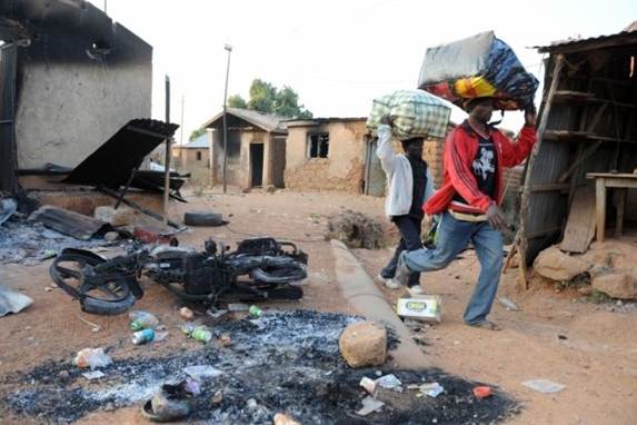 Natten til søndag kostede urolighederne mellem muslimer og kristne i Nigeria menneskeliv. Fotografiet er fra en lignende episode i januar.