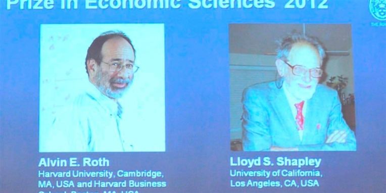 De amerikanske økonomiprofessorer Alvin Roth og Lloyd S. Shapley bliver årets modtagere Nobelprisen i økonomi.