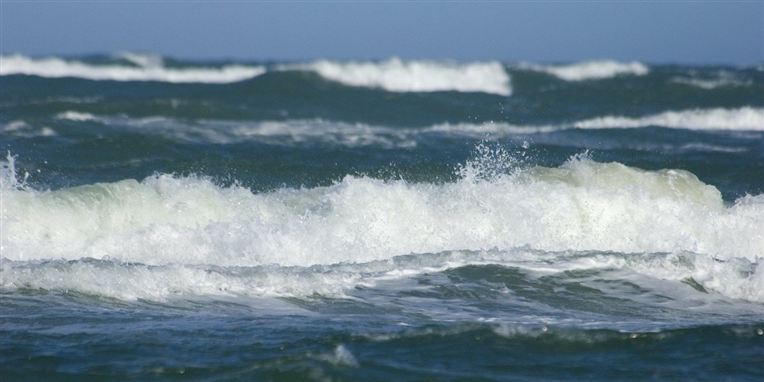 En tur på stranden endte med en mystisk genstand, som ramte en kvinde i foden.