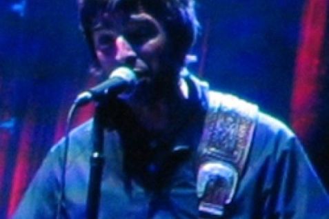 Noel Gallagher blev skubbet af scenen af en fremmed i 2008. Nu vil han deltage i retssagen.
