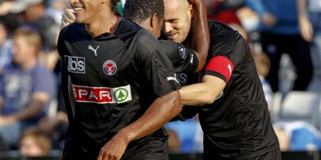 Anfører Kristian Bak fejrer sin scoring til 3-0 med en anden af dagens målscorere, Sylvester Igboun.
