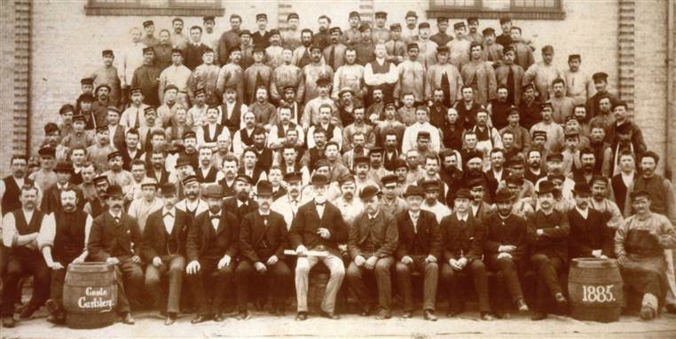 J C Jacobsen and Carlsberg-ansatte i 1885. I bryggeriets storhedstid var der 5.000 ansatte alene i Valby.