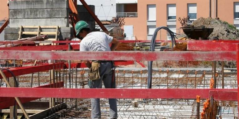 Østarbejder bliver sat til at udføre det arbejde, som maskiner ellers skulle klare.