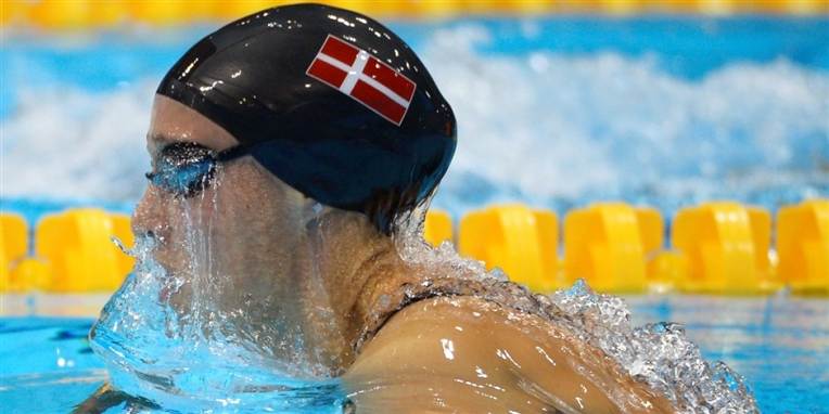 Rikke Møller Pedersen stryger igennem vandet i OL-bassinet.
