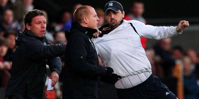 Her står Celtic-træner Neil Lennon og betragter veltilfreds kampen ude mod Hearts. Hans hold har netop bragt sig på 0-2 og dermed godt ind i kampen om mesterskabet.