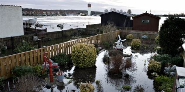 Vandet nåede ved ni-tiden fredag morgen de små fiskerhuse på Lillestrand i Kerteminde, hvor flere haver blev oversvømmet.