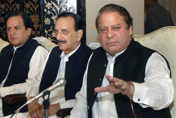Nawaz Sharif (til højre) trækker i vrede sit parti ud af Pakistans regering.