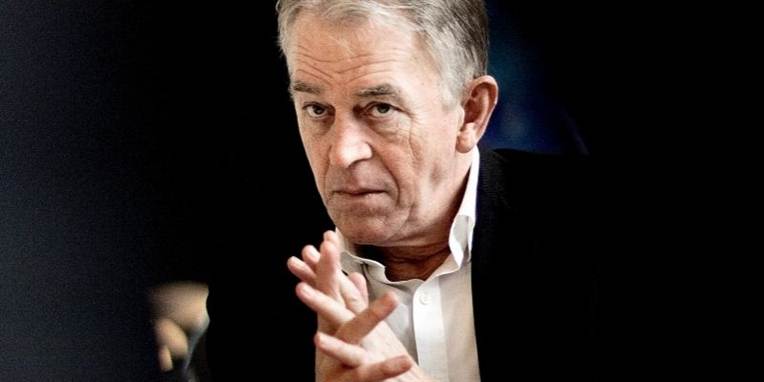 Verden over bliver der lagt pres på de israelske myndigheder i forbindelse med en sultestrejkende palæstinensisk fange, der tilbageholdes uden anklage. Også den danske udenrigsministeren bør skride ind, lyder det nu.