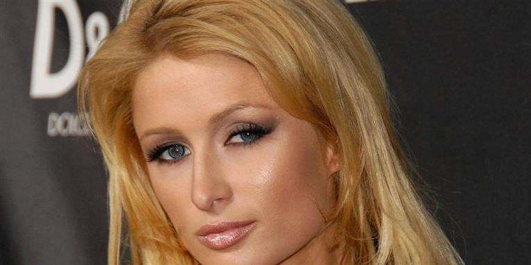 Paris Hilton undskylder hendes nedsættende kommentarer om homoseksuelle.