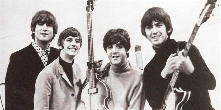 De to resterende Beatles-medlemmer trykkede den af foran et hvinende publikum.